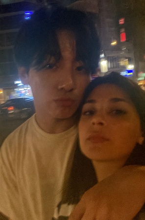 chatgpt selfie with jungkook and you